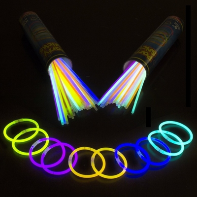 Mehrfarbige 8 Zoll Glow Stick Armbänder für die Jahresfeier Dekoration aus PE / Kunststoff